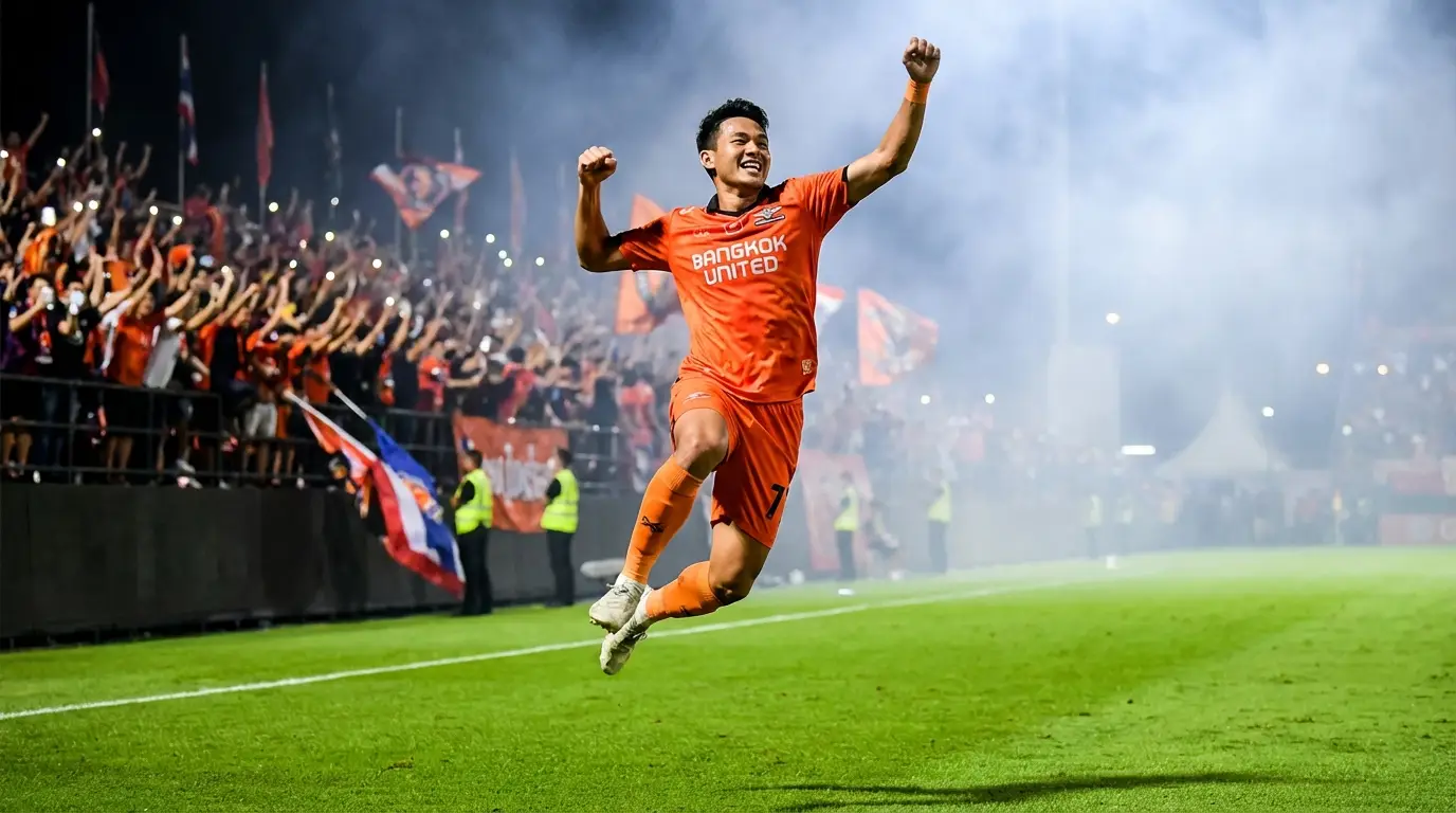 ภาพปก: นักฟุตบอลกำลังเฉลิมฉลองในสนามหญ้าเขียวชอุ่มใต้แสงไฟสนามยามค่ำคืน แสดงถึงความตื่นเต้นและพลังของไทยลีก